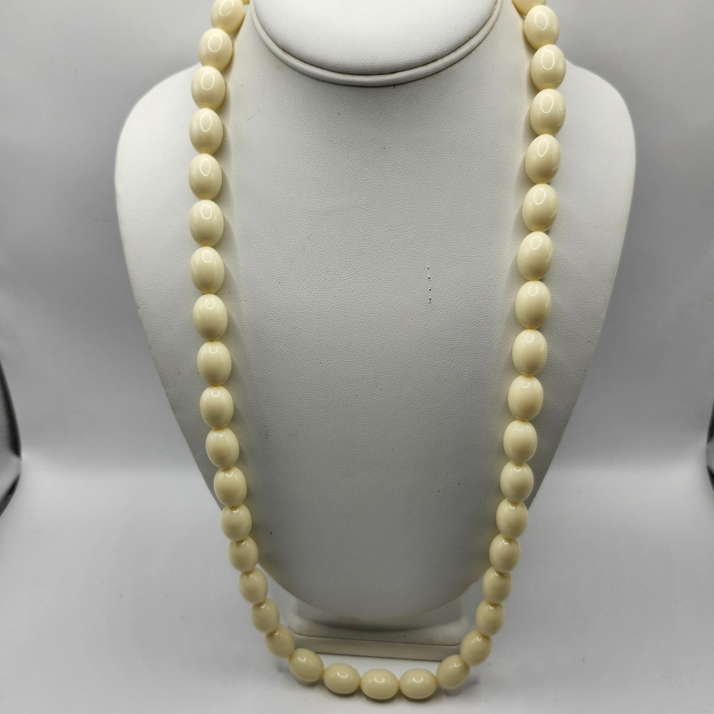 Vintage Trifari Cream Oval Faux Pearl Bead‎ Necklace Gold Tone Spring Ring Clasp